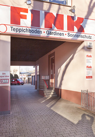 Fink Teppichboden Duisburg Einfahrt in Hinterhof zum Showroom